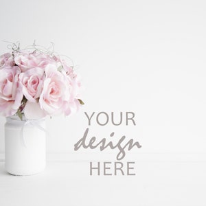 Könnte beinhalten: Eine weiße Vase mit einem rosa Blumenarrangement. Die Vase steht auf einer weißen Oberfläche. Der Text "YOUR design HERE" ist in Grau auf dem weißen Hintergrund geschrieben.