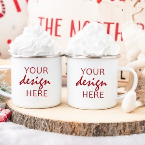 Mockup di tazza da campeggio Mockup di tazza da caffè natalizia per coppie in stile Stock Photo Holiday Camp Mr Mrs Winter Mug Mock Up, JPG Digital Download