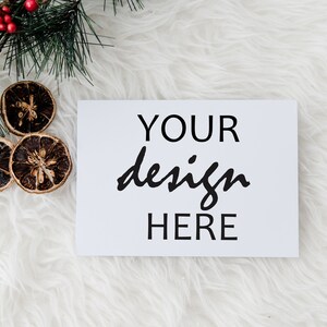 クリスマス カード モックアップ 5x7 カード モックアップ SVG モックアップ 素朴なお祭り 休日 クリスマス 結婚式、ライフスタイル写真、Jpeg 即時ダウンロード