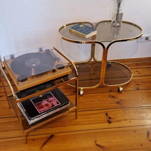 Zestaw Vintage Hollywood Regency 2-Tier Bar Cart mosiężny dymiony szklany wózek barowy i 2-poziomowy stolik boczny Wyprodukowano we Włoszech lata 60. XX wieku