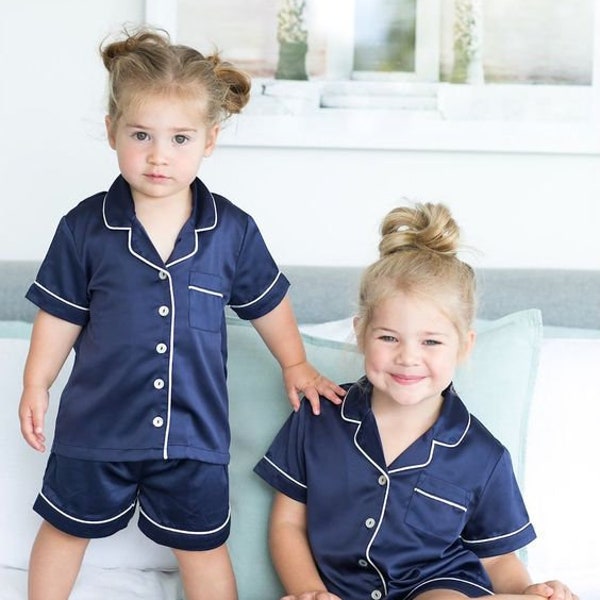 Pyjamas en satin pour enfants, pyjamas pour enfants, soirée pyjama, cadeau d'anniversaire, chemises assorties, fête au spa pour enfants, pyjamas garçon fille, pyjamas d'anniversaire,