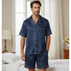 Personalized Satin Men&#39;s Pajamas: Groomsmen Gift Set