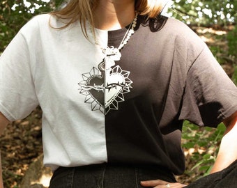 Sacred Heart Kontrast T-shirt // Zweifarbiges Top Gothic Top Academia Grunge Alt Bekleidung Witchy ästhetik Geschenke für Frauen Herbst T-shirt