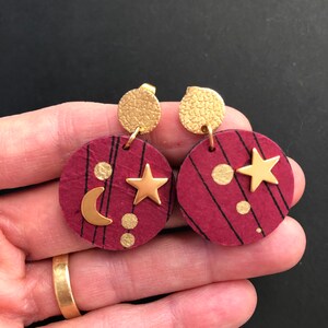 Orecchini luna e stella, orecchini a stella pendenti, orecchini lunari pendenti, orecchini a stella, orecchini bordeaux, orecchini unici, orecchini carini pendenti, orecchini carini