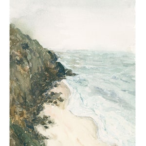 K&ouml;nnte beinhalten: Ein Aquarellbild einer felsigen Klippe mit Blick auf einen Sandstrand und ein blaues Meer mit wei&szlig;en Wellen. Der Himmel ist hellgrau und das Bild hat eine weiche, vertr&auml;umte Atmosph&auml;re.