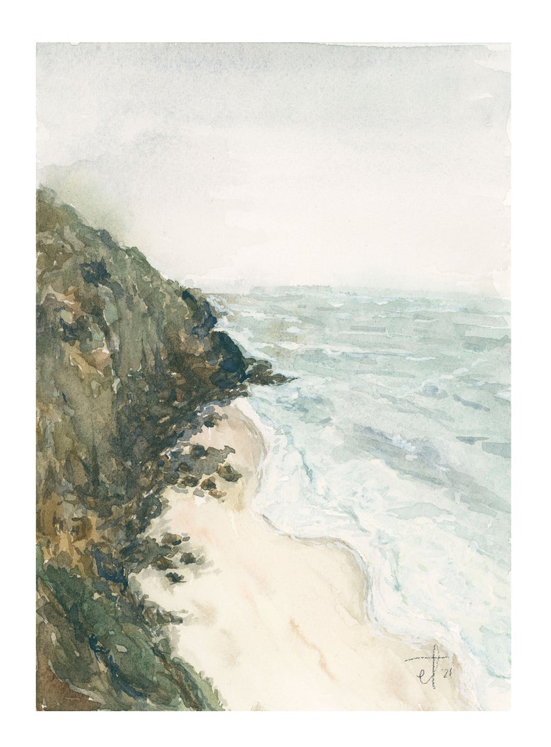 K&ouml;nnte beinhalten: Ein Aquarellbild einer felsigen Klippe mit Blick auf einen Sandstrand und ein blaues Meer mit wei&szlig;en Wellen. Der Himmel ist hellgrau und das Bild hat eine weiche, vertr&auml;umte Atmosph&auml;re.