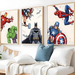 Könnte beinhalten: Drei gerahmte Wandbilder mit Comic-Superhelden. Das erste zeigt Iron Man und Hulk. Das zweite zeigt Thor und Batman. Das dritte zeigt Spider-Man und Captain America. Jeder Druck hat einen hellen Hintergrund mit detaillierten Charakterillustrationen.