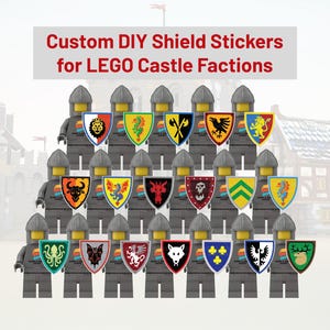 Puede incluir: Figuras LEGO con cascos y armaduras grises, cada una sosteniendo un escudo con un emblema único. Los escudos presentan varios diseños, incluyendo un león, un dragón y una calavera. El texto en la parte superior dice "Custom DIY Shield Stickers for LEGO Castle Factions."