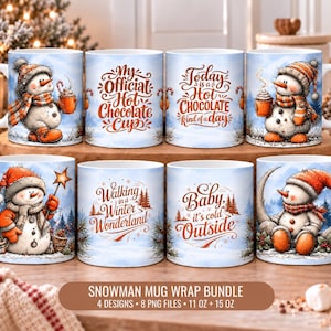 Puede incluir: Una colección de tazas de cerámica blanca con cuatro diseños distintos de muñecos de nieve con detalles en naranja y marrón. Las tazas muestran textos festivos como My Official Hot Chocolate Cup, Today is a Hot Chocolate kind of a day, Walking in a Winter Wonderland y Baby, it's cold Outside, sobre paisajes nevados.