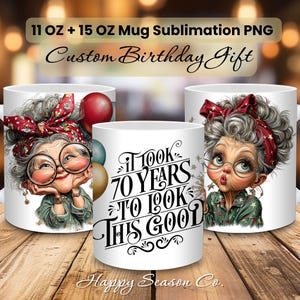 Op de afbeelding: Witte keramische mokken met een cartoonillustratie van een stijlvolle oudere vrouw met een bril en een rode bandana. De mokken hebben de tekst "It took 70 years to look this good" en "Custom Birthday Gift". De mokken zijn 325 ml en 444 ml.