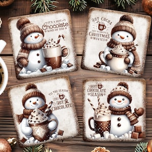 Peut inclure: Quatre dessous de verre carrés sur le thème de Noël, avec des bonhommes de neige et du chocolat chaud. Chaque dessous de verre présente un design différent, avec des textes comme "It's a hot chocolate kind of day" et "Hot Cocoa, Cozy Blankets & Christmas Movies."