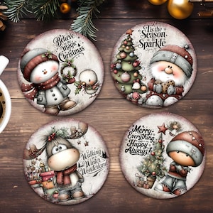 Op de afbeelding: Set van vier ronde kerstonderzetters met feestelijke illustraties. Elke onderzetter heeft een ander ontwerp: een sneeuwpop, de kerstman, een rendier en een jongen. De onderzetters hebben de tekst "Believe in the magic of Christmas", "Tis the Season to Sparkle", "Walking in a Winter Wonderland" en "Merry Everything Happy Always!"