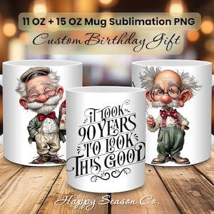 Pode incluir: Três canecas de cerâmica branca com ilustrações de desenhos animados de um homem idoso de terno e gravata borboleta. Uma caneca tem o texto "I took 90 years to look this good". As canecas são um presente de aniversário personalizado.