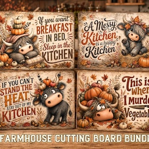 Puede incluir: Un conjunto de cuatro letreros rectangulares de madera con ilustraciones de vacas Highland, calabazas y hojas de otoño. Cada letrero muestra textos humorísticos sobre la cocina, incluyendo frases sobre el desayuno y los vegetales.