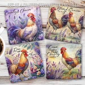 Op de afbeelding: Een set van vier vierkante onderzetters met haanillustraties en bloemmotieven. De ontwerpen bevatten de tekst Country Charm, Blessed by every Sunrise, Rise and Shine en Crows, coffee and Country calm, tegen een achtergrond van lavendel.