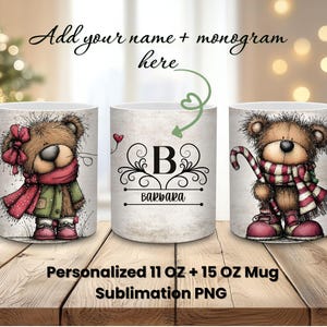 Peut inclure: Mugs en céramique blanche avec des illustrations d'ours en peluche fantaisistes. L'une des tasses présente un monogramme avec le nom "Barbara". Les tasses ont un thème festif, avec des ours portant des écharpes et tenant un sucre d'orge. Le texte sur les tasses indique "Add your name + monogram here".