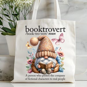 Diseño de sublimación de bolsa de mano con diseño de gnomo lector, cita divertida de definición de Booktrovert PNG, linda plantilla de descarga digital para amantes de los libros, impresión de bolsa
