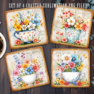 Op de afbeelding: Set van vier vierkante onderzetters met bloemmotieven. Elke onderzetter heeft een aquarel illustratie van bloemen in een theekopje, met zinnen als "Bloom Bright" en "Sweet Blossoms". De onderzetters hebben een vintage, rustieke uitstraling.