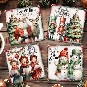 Puede incluir: Juego de cuatro posavasos cuadrados navideños con ilustraciones festivas. Los diseños incluyen a Papá Noel y un reno, cascanueces, villanciqueros y muñecos de nieve. Cada posavasos tiene un aspecto vintage con texto temático navideño.