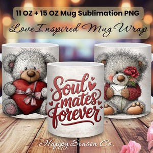 Puede incluir: Tres tazas de cerámica blanca con diseños de osos de peluche. Un oso sostiene un corazón, otro una rosa y una carta, y la tercera taza tiene el texto "Soulmates Forever". Las tazas están sobre una superficie de madera.