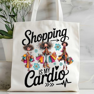 以下が含まれることがあります： 「Shopping is my Cardio」の黒い文字がプリントされた白いトートバッグ。ショッピングバッグを持った3人の女性と青い花のイラストが特徴です。