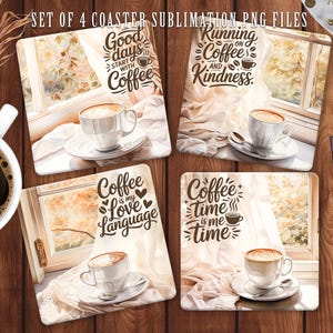 Op de afbeelding: Set van vier vierkante onderzetters met koffiethema's. Elke onderzetter heeft een aquarel illustratie van een koffiekopje, schotel en tekst zoals "Coffee is my love language". De onderzetters liggen op een houten oppervlak.