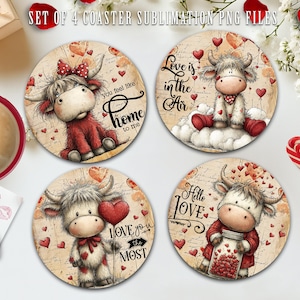 Può includere: Set di quattro sottobicchieri rotondi con disegni a tema San Valentino. Ogni sottobicchiere presenta una mucca delle Highlands dei cartoni animati con cuori e frasi romantiche come "Love is in the Air". Il testo "SET OF 4 COASTER SUBLIMATION PNG FILES" è in alto.