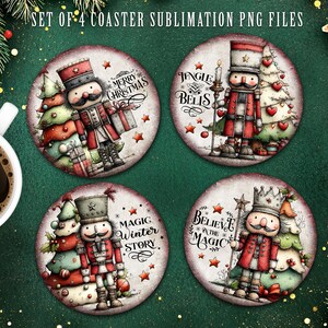 Op de afbeelding: Set van vier ronde kerstonderzetters met notenkraker soldaat ontwerpen. Elke onderzetter heeft een andere notenkraker illustratie met teksten als "Merry Christmas", "Jingle Bells", "Magic Winter Story" en "Believe in the Magic."