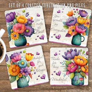 Puede incluir: Un juego de cuatro posavasos cuadrados con ramos de flores en jarrones color verde azulado, corazones morados y el texto: You're truly the Best, You sprinkle joy Everywhere, Grateful for your Magic y Thanks for being Wonderful.