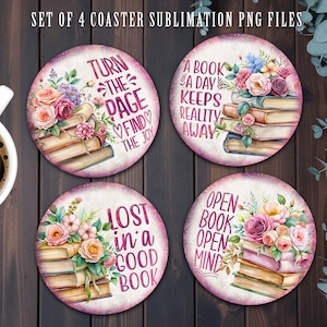 Puede incluir: Juego de cuatro posavasos redondos con diseños florales y de libros. Cada posavasos presenta una pila de libros y un ramo de flores, con frases como "Pasa la página, encuentra la alegría" y "Perdido en un buen libro."