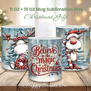Könnte beinhalten: Drei weiße Keramikbecher mit weihnachtlichen Designs. Ein Becher zeigt ein Rentier mit einem Kranz, ein anderer hat ein Rentier mit einer Zuckerstange, und der dritte Becher trägt den Text "Believe in the magic of Christmas".
