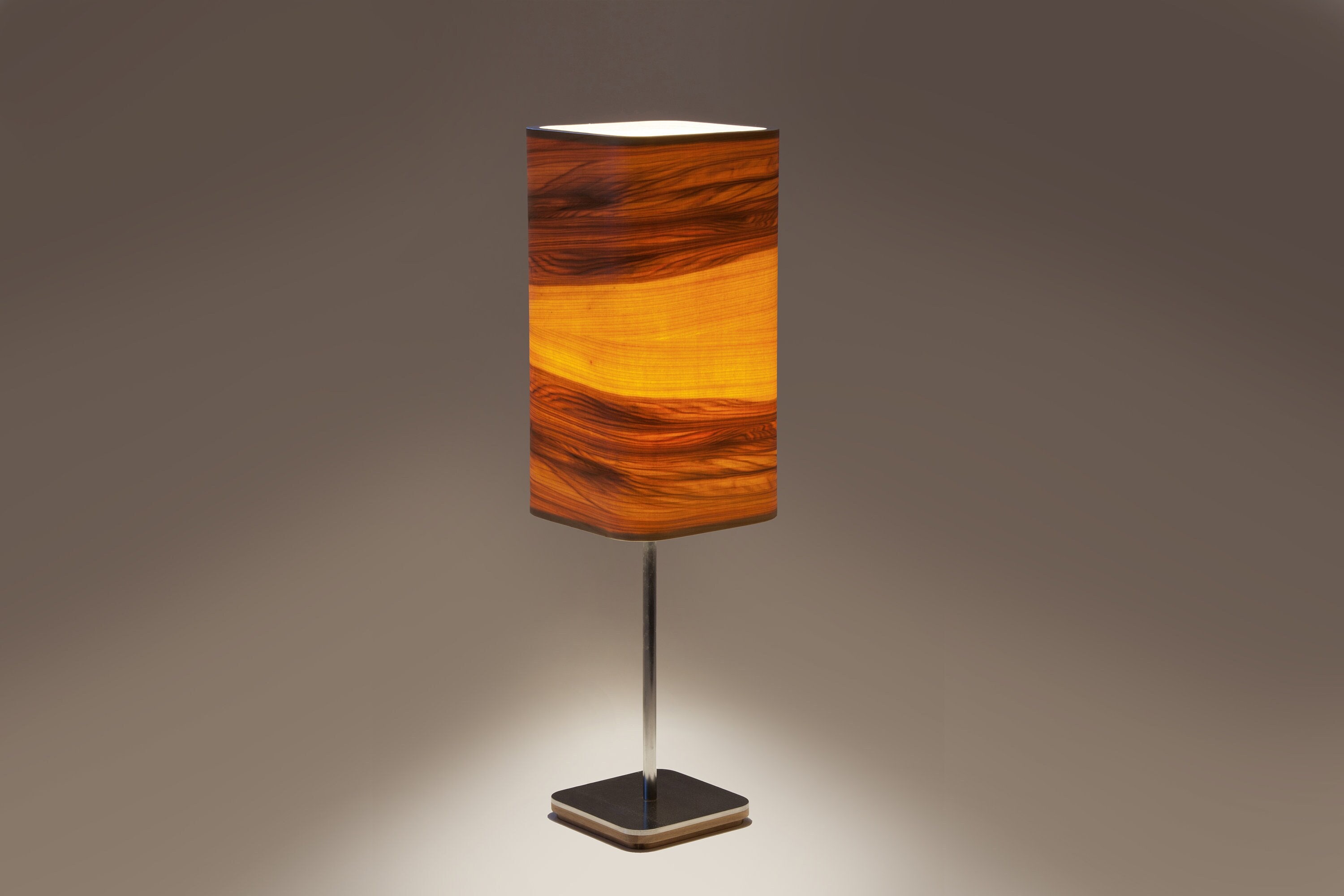 lampe de chevet, éclairage bureau, lampe table faite à la main, en placage bois naturel gomme rouge, design linéaire des années 60, bois