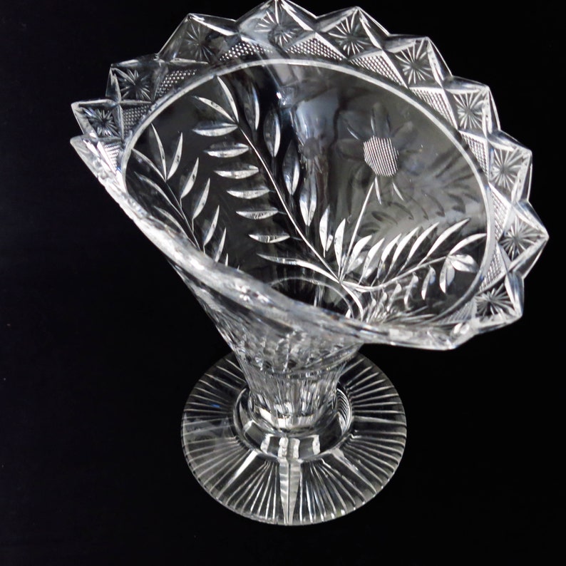 Heavy crystal vase. image 5