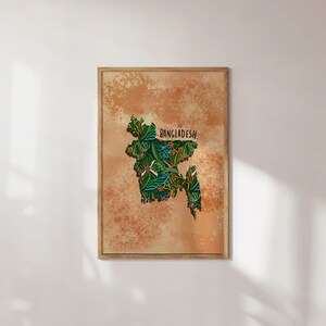 Puede incluir: Una impresi&oacute;n enmarcada de un mapa de Bangladesh con un dise&ntilde;o floral en tonos verdes, azules y naranjas. El texto "BANGLADESH." est&aacute; impreso en negro en la parte superior del mapa.