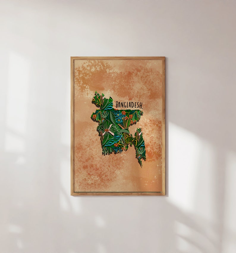 Puede incluir: Una impresi&oacute;n enmarcada de un mapa de Bangladesh con un dise&ntilde;o floral en tonos verdes, azules y naranjas. El texto "BANGLADESH." est&aacute; impreso en negro en la parte superior del mapa.