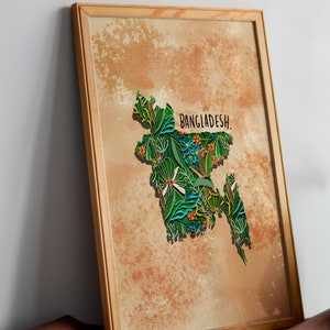 Puede incluir: Una impresi&oacute;n enmarcada de un mapa de Bangladesh, con un dise&ntilde;o floral verde, azul y naranja. El texto "BANGLADESH." est&aacute; impreso en negro en la parte superior del mapa.