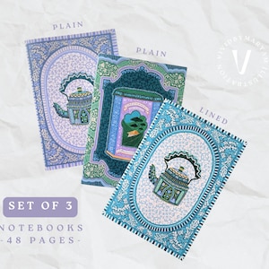 Peut inclure: Ensemble de trois cahiers avec un motif de théière. Les cahiers sont étiquetés "Plain" et "Lined". Chaque cahier contient 48 pages.