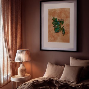 Puede incluir: Una impresi&oacute;n enmarcada de un mapa de Bangladesh con un dise&ntilde;o floral verde, azul y blanco. El mapa est&aacute; sobre un fondo beige con la palabra "Bangladesh" impresa en negro.