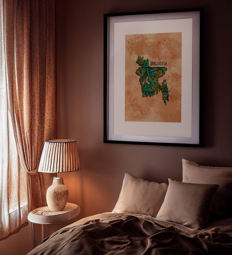 Puede incluir: Una impresi&oacute;n enmarcada de un mapa de Bangladesh con un dise&ntilde;o floral verde, azul y blanco. El mapa est&aacute; sobre un fondo beige con la palabra "Bangladesh" impresa en negro.