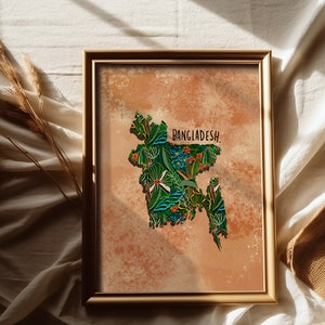 Puede incluir: Una impresi&oacute;n enmarcada de un mapa de Bangladesh con un dise&ntilde;o floral en tonos verdes, azules y naranjas. El texto "BANGLADESH." est&aacute; impreso en negro en la parte superior del mapa.