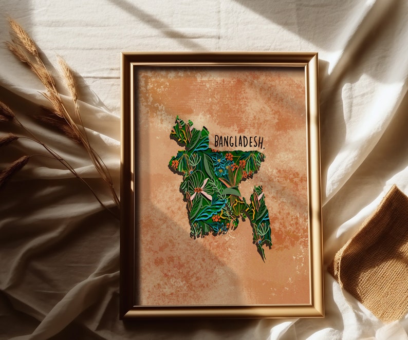 Puede incluir: Una impresi&oacute;n enmarcada de un mapa de Bangladesh con un dise&ntilde;o floral en tonos verdes, azules y naranjas. El texto "BANGLADESH." est&aacute; impreso en negro en la parte superior del mapa.