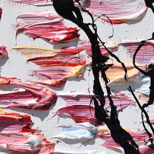 Puede incluir: Pintura abstracta con pinceladas gruesas en tonos de rosa, rojo, blanco y amarillo. La pintura negra se utiliza para crear un dise&ntilde;o abstracto audaz.