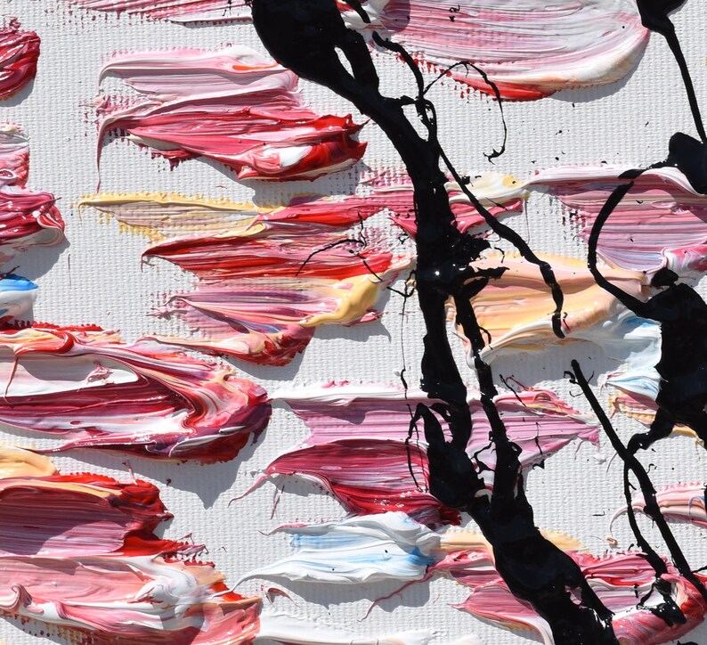 Puede incluir: Pintura abstracta con pinceladas gruesas en tonos de rosa, rojo, blanco y amarillo. La pintura negra se utiliza para crear un dise&ntilde;o abstracto audaz.