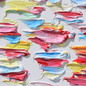 Puede incluir: Pintura abstracta con pinceladas coloridas en tonos de amarillo, rojo, azul y blanco. La pintura se aplica en capas gruesas, creando una superficie texturizada.