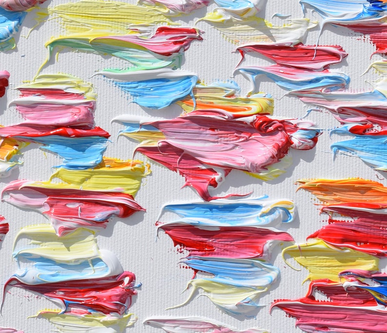 Puede incluir: Pintura abstracta con pinceladas coloridas en tonos de amarillo, rojo, azul y blanco. La pintura se aplica en capas gruesas, creando una superficie texturizada.