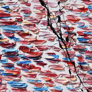 Puede incluir: Pintura abstracta con pinceladas gruesas en tonos de rosa, rojo, azul y amarillo. Una l&iacute;nea negra recorre la lona en diagonal.