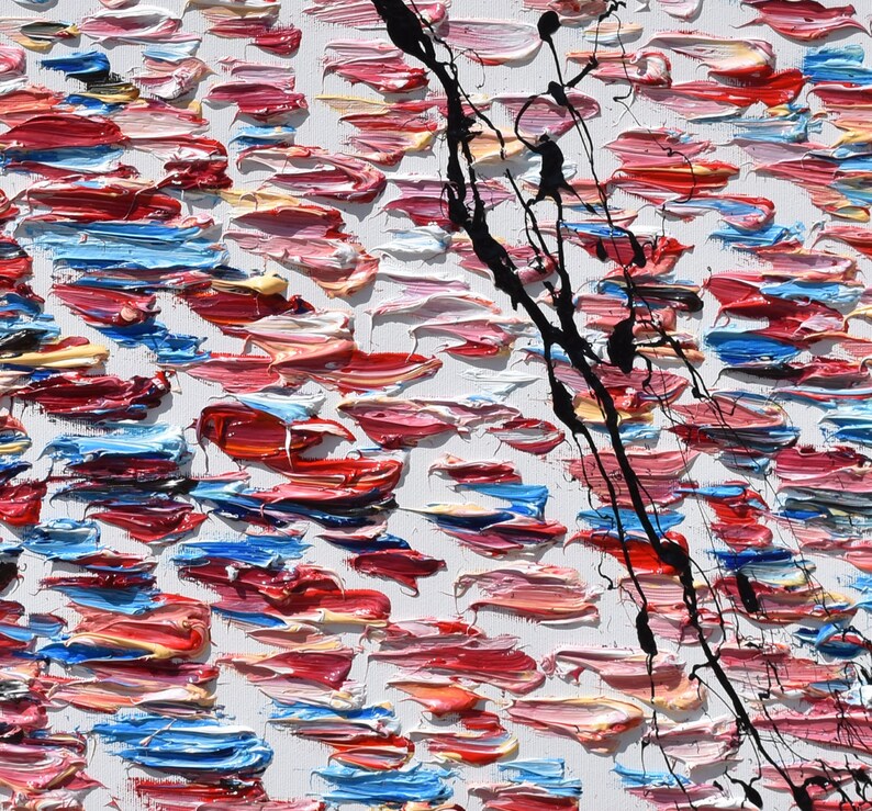 Puede incluir: Pintura abstracta con pinceladas gruesas en tonos de rosa, rojo, azul y amarillo. Una l&iacute;nea negra recorre la lona en diagonal.