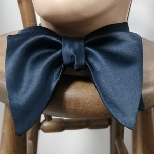 Ciemnoniebieska muszka z wiązaniem | Muszka Style of Grace | Muszka formalna z wiązaniem | Muszka w kształcie motyla | Muszka satynowa w kolorze granatowym | RoseHeartAccessories