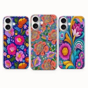 Può includere: Tre custodie per telefono con motivi floreali. Le custodie presentano colori vivaci, tra cui rosa, arancione e blu, con intricati motivi floreali. Le custodie sono progettate per uno smartphone.