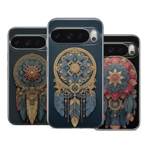 Op de afbeelding: Drie telefoonhoesjes met dromenvangerontwerpen. De hoesjes hebben gedetailleerde kunstwerken in blauw, goud en roze. Elk hoesje heeft een ander dromenvangerontwerp met veren en sierlijke details.